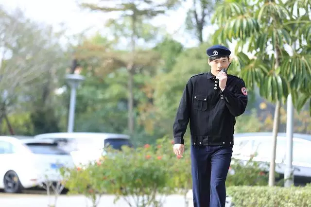 無盲區(qū)、長續(xù)航｜公專融合對講機如何提升酒店服務(wù)效率？